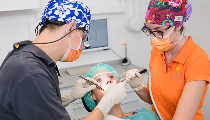 Zahnarzt Dr. Benno Offermanns behandelt eine Patientin in der Oralchirurgie in Herzogenrath.